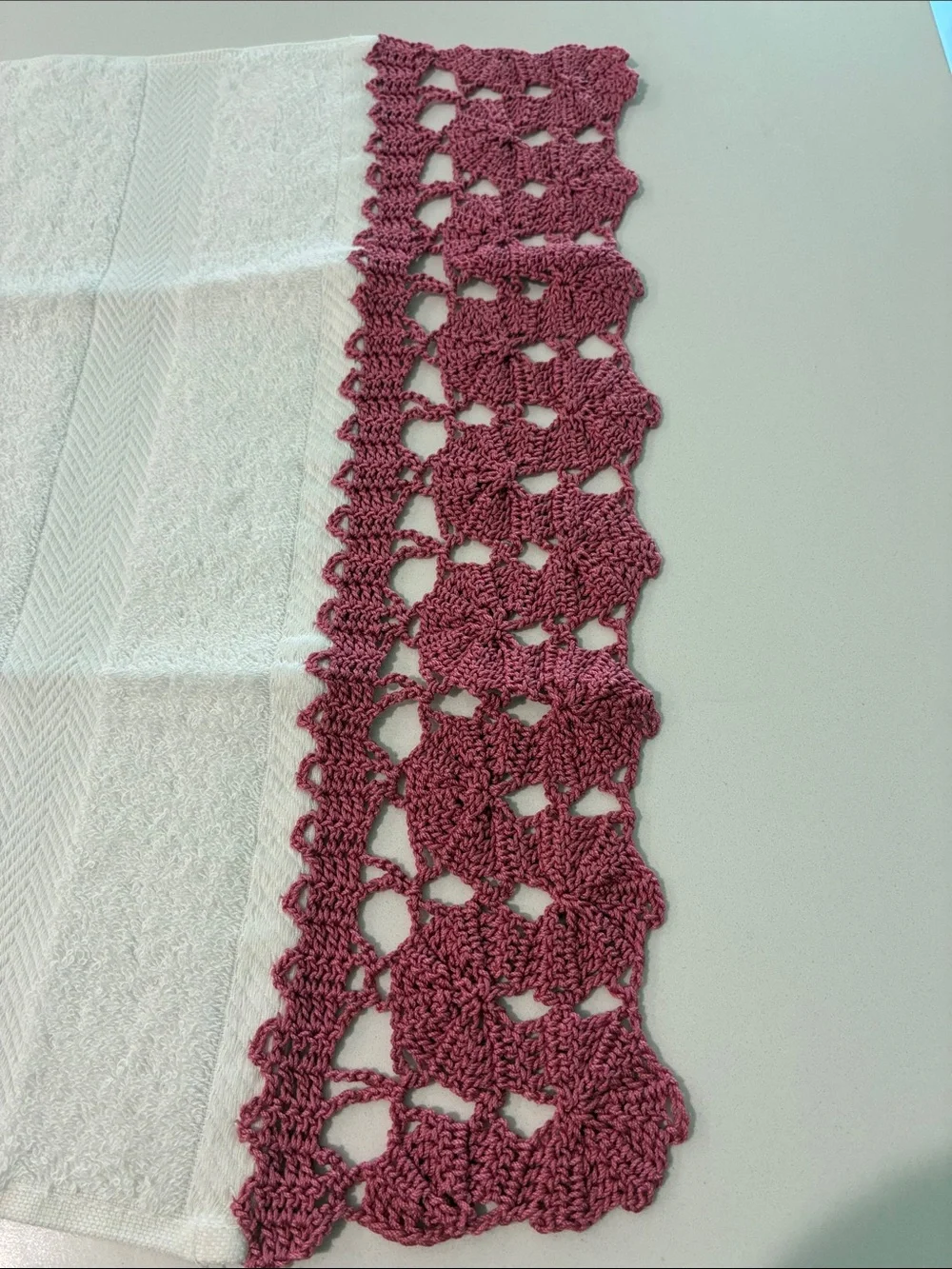 VINTAGE BATH TOWEL (NWOT) With Handmade Crocheted Pink Trim at the bottom. Nice!